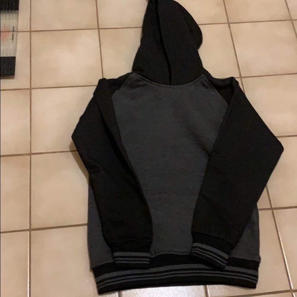 Boys size 14/16 l/a hoodie with front pocket!